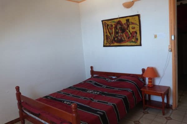 Le lit double de la chambre Flamboyant, auberge de jeunesse à Piton Saint-Leu