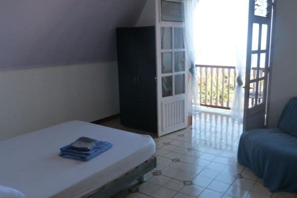 Chambre Canne avec un lit simple et fenêtre vue mer, hébergement solo pas cher