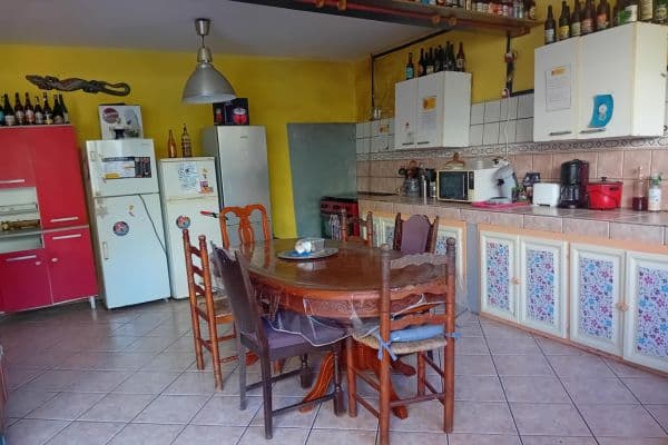 La cuisine commune équipée de l'auberge de jeunesse Éliz'O Z'Îles à Saint-Leu